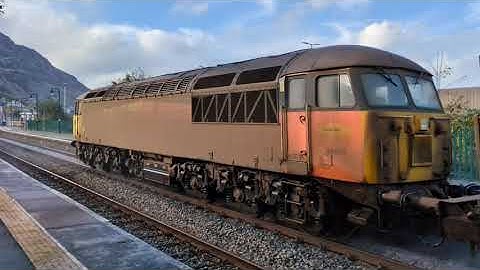 56078 and 56090 pass through Penmaenmawr with the RHHT heading back to Shrewsbury. 1 November 2025