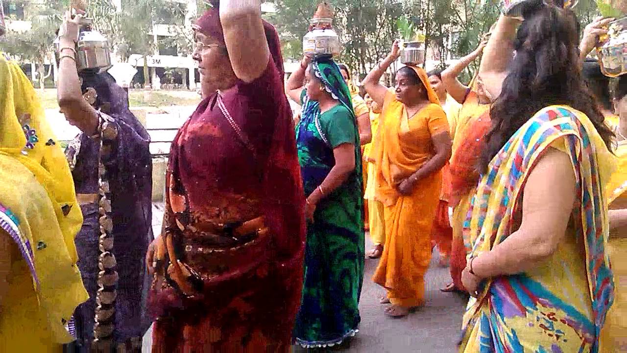 Gayatri kalash yatra (mohan tulsi vihar)7/2/2015. YouTube