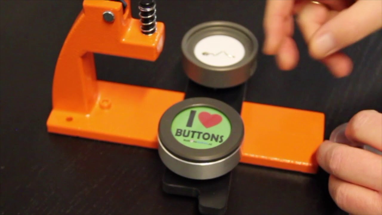 woestenij Fragiel bouwen Buttons maken met een Micro buttonmachine - YouTube
