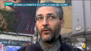 Sfonda la parete e occupa la casa del vicino