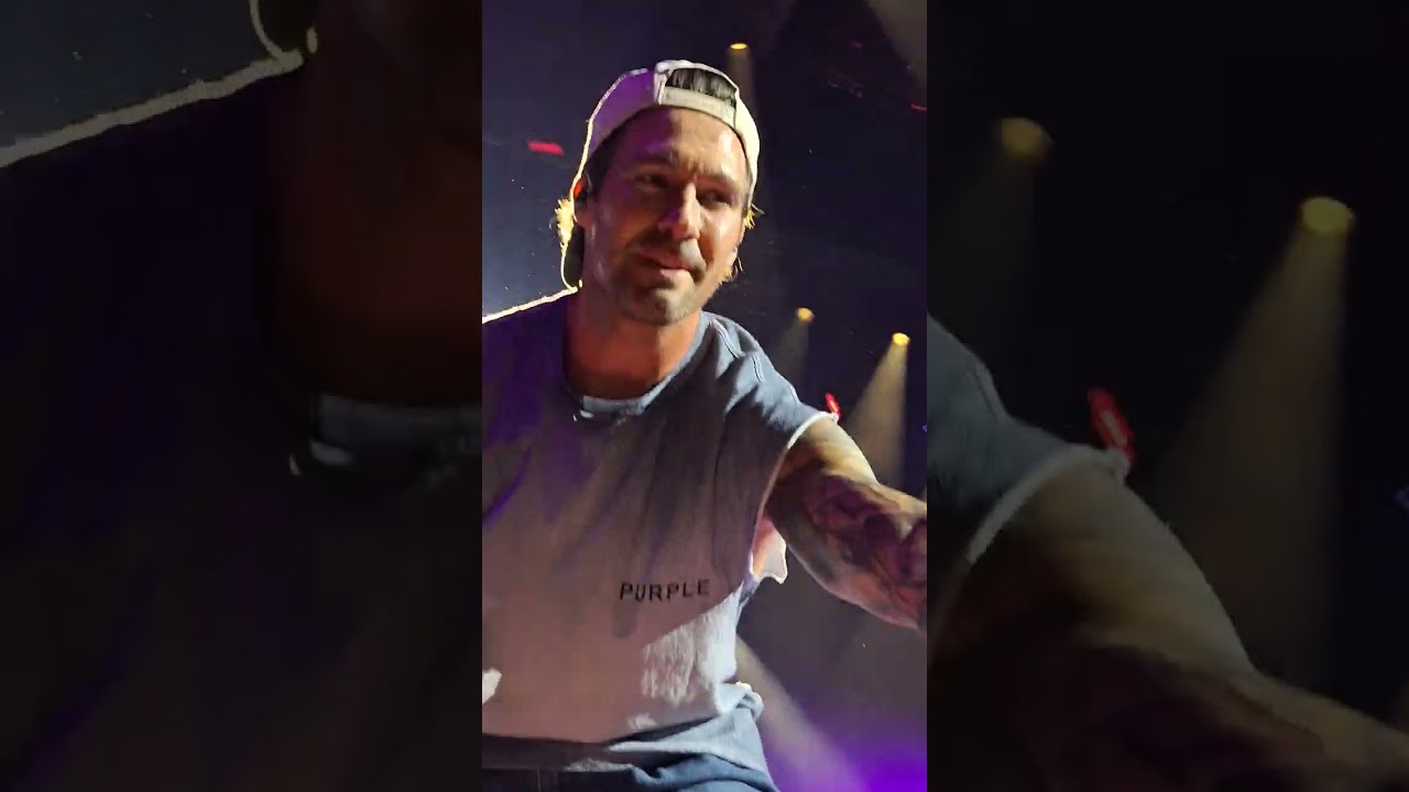 Confetti Falling @BigTimeRush (Side stage view) 🇵🇱