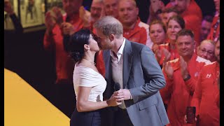 Cute: Harry & Meghan kussen terwijl ze elkaar afwisselen voor toespraak