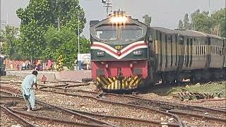 Epic Allama Iqbal Express Thunders into Khanewal | Pakistan Trains Arrival & Departure screenshot 5