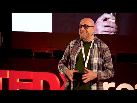 Video La libertà di essere sé stessi, a qualunque costo | Francesco Lepore | TEDxCrotone
