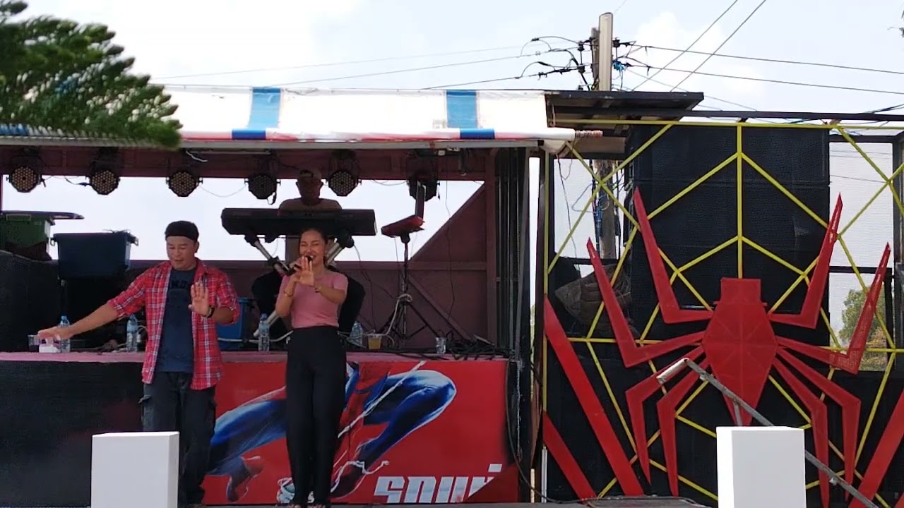 หมอลำซิ่งเจี๊ยบศิวิไลขึ้นเวทีรถแห่