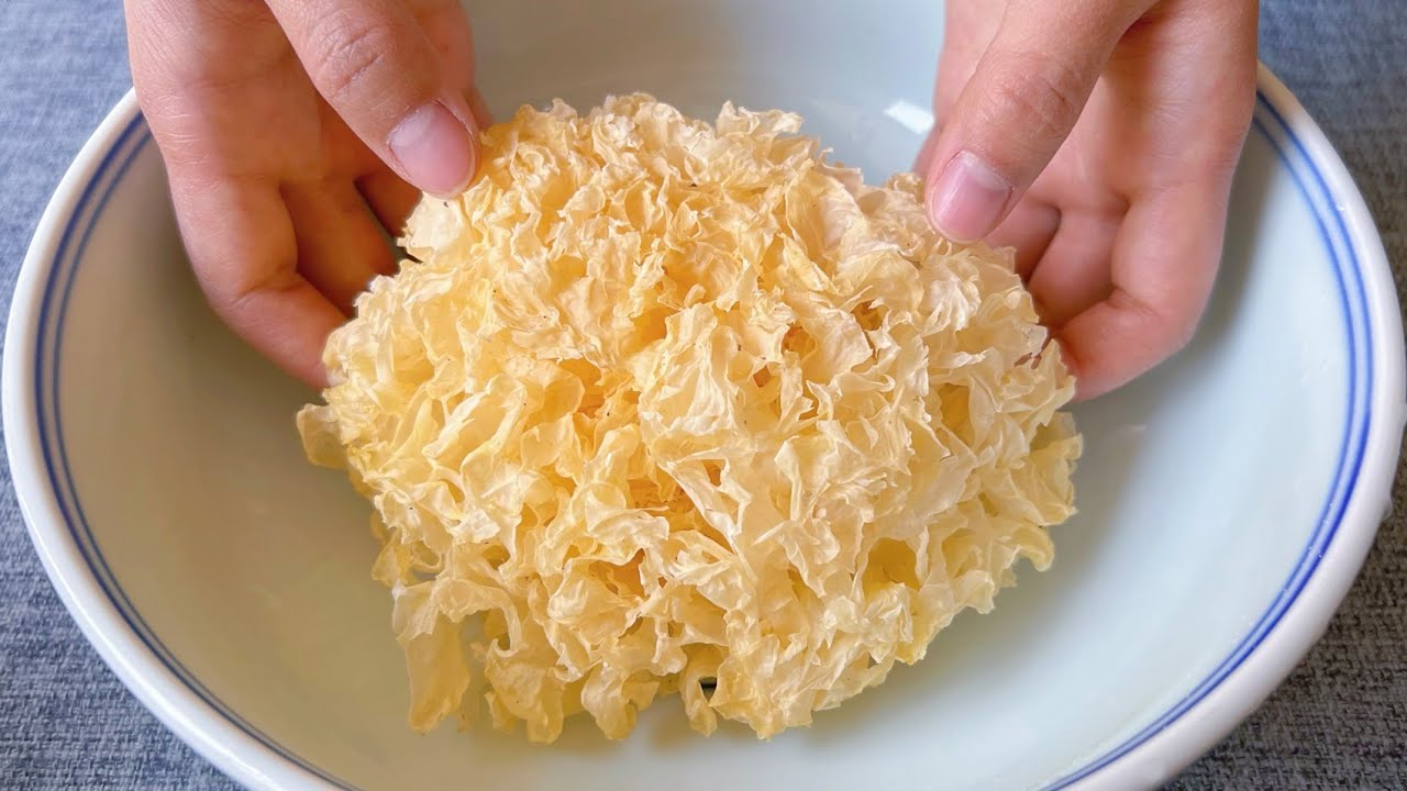 銀耳直接用清水洗就錯了，等於吃蟲卵，教你正確做法，髒東西全部跑光光 ，It is wrong to wash the white fungus directly with water.