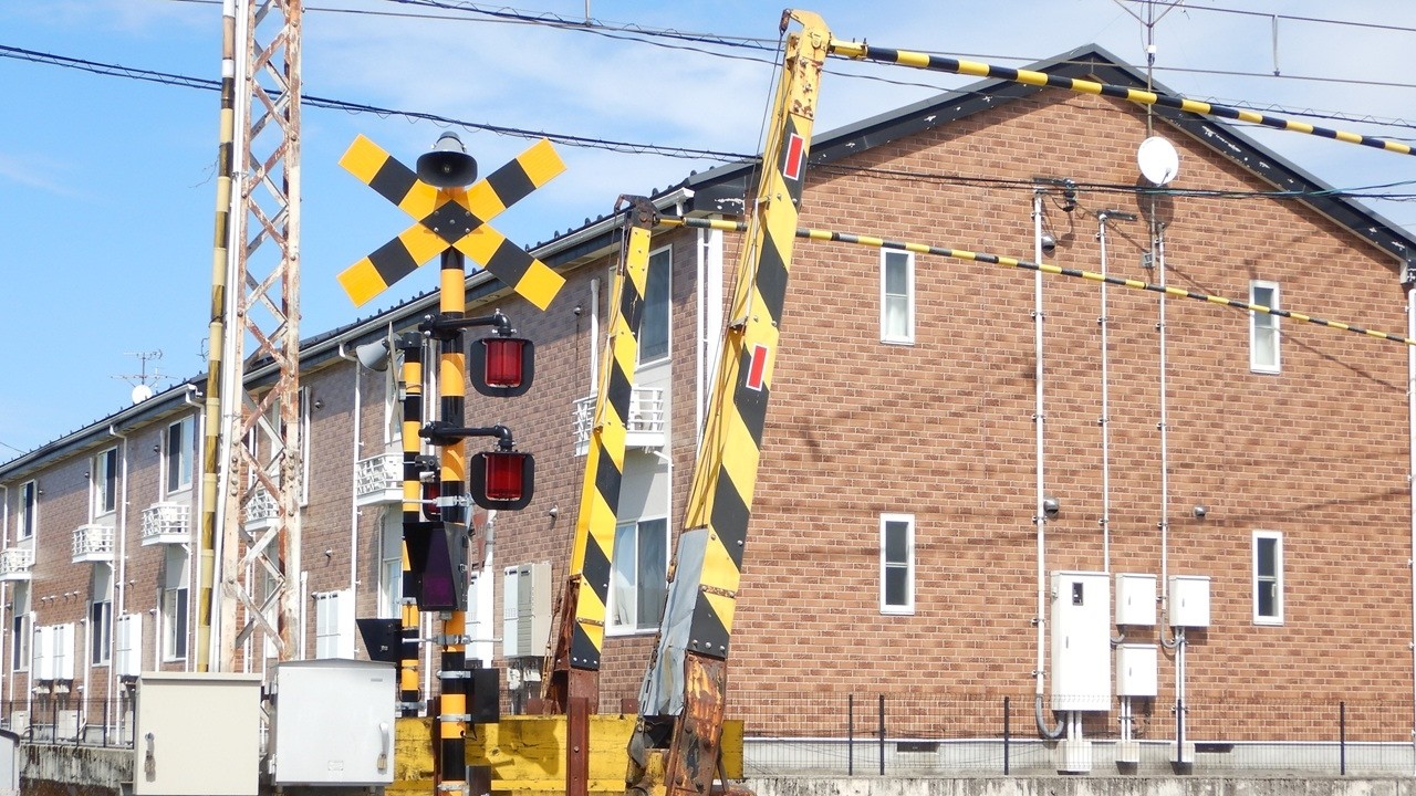 【踏切】富山地方鉄道　クレーン車みたいな遮断機がある踏切 (Railroad crossing in Japan)