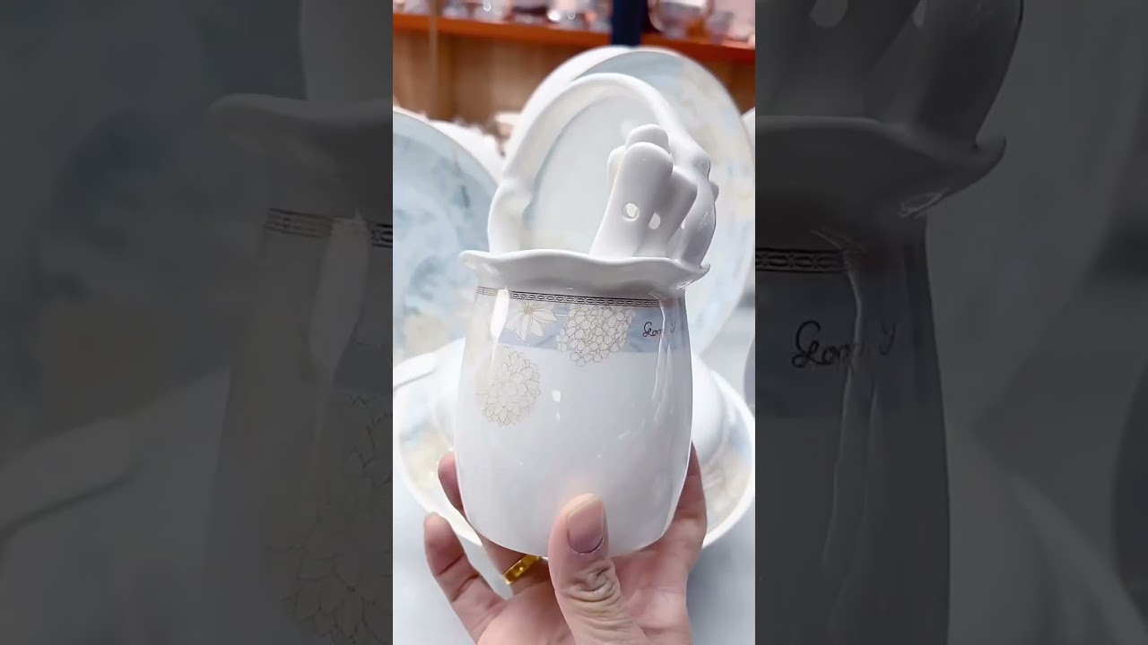 This set of pure - white porcelain tableware is simple,elegant and shows delicate texture.