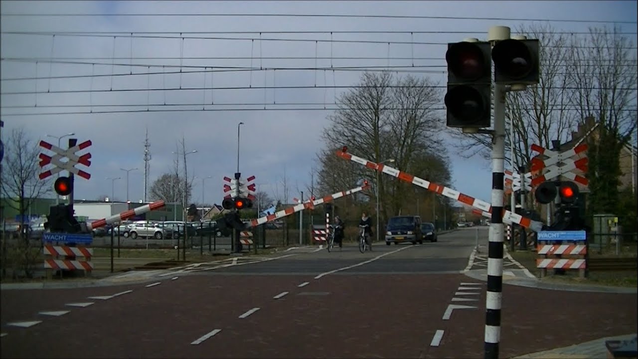 Spoorwegovergang Dieren // Dutch railroad crossing