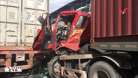 TPHCM, giải cứu tài xế container mắc kẹt trong cabin