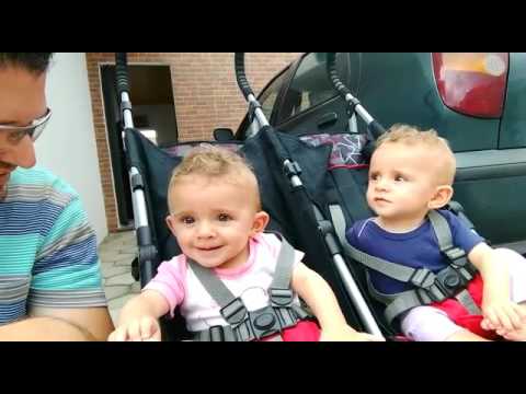 Bebê de 7 meses imitando moto...kkk