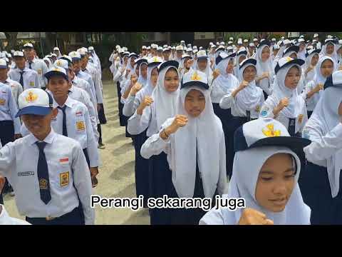 Menyanyikan mars "BNN" dalam rangka memecahkan rekor muri.