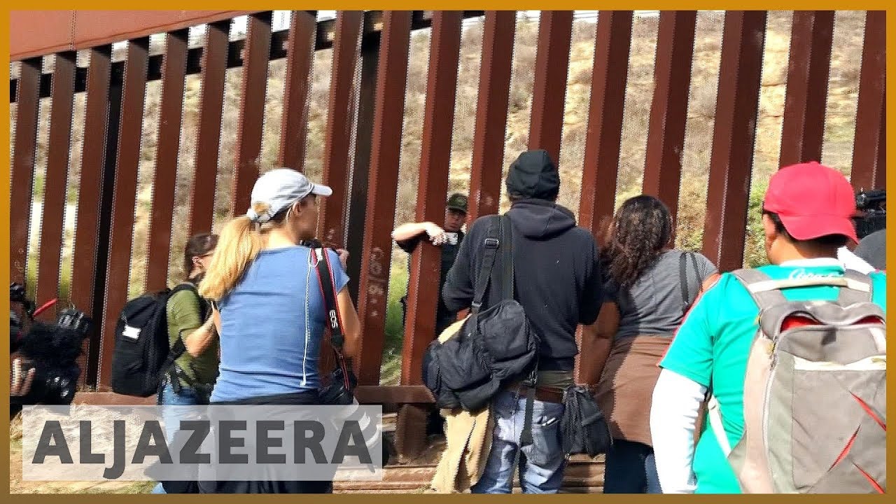🇺🇸 صحفيون يغطون قوافل المهاجرين يواجهون إجراءات تفتيش إضافية في الولايات المتحدة | الجزيرة الإنجليزية