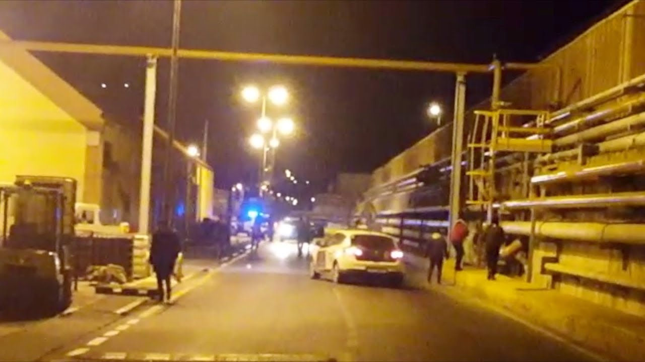 Un trabajador herido tras una nueva batalla campal de inmigrantes en el puerto