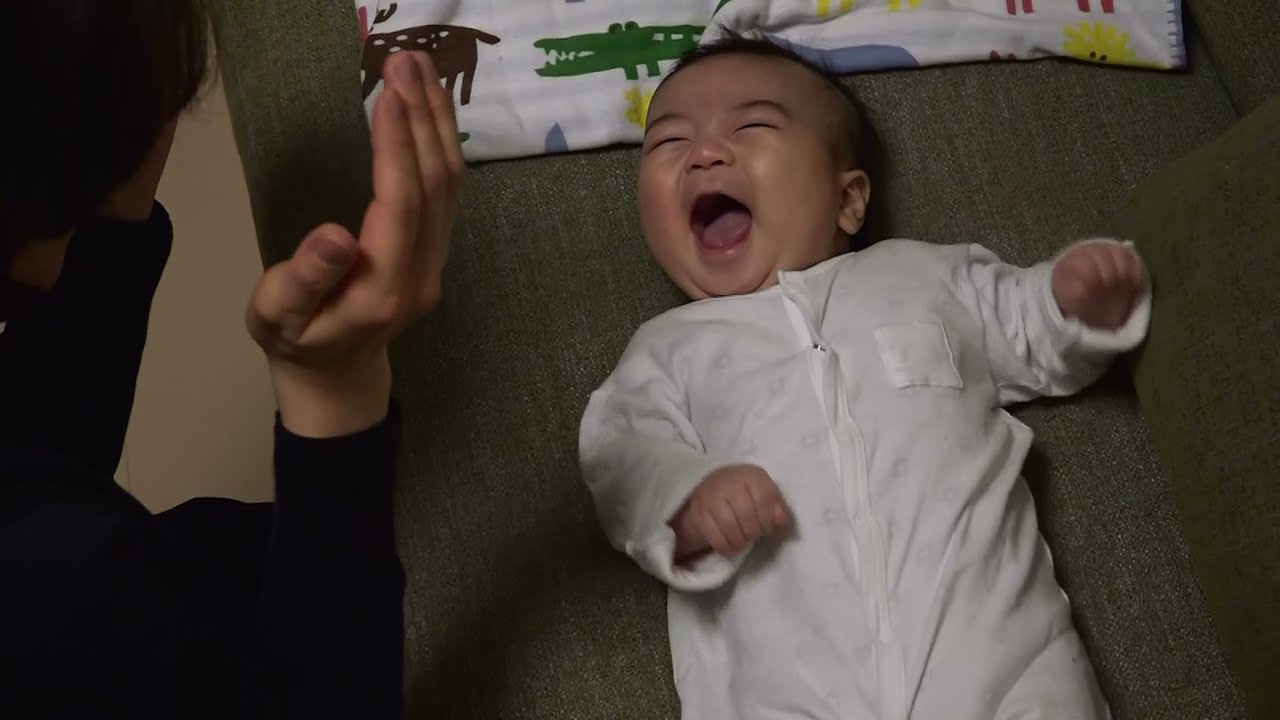 生後3ヶ月の笑う赤ちゃん 大好きなママのいないいないばぁに大喜び 高画質 Sony Hdr Cx900で撮影 Youtube