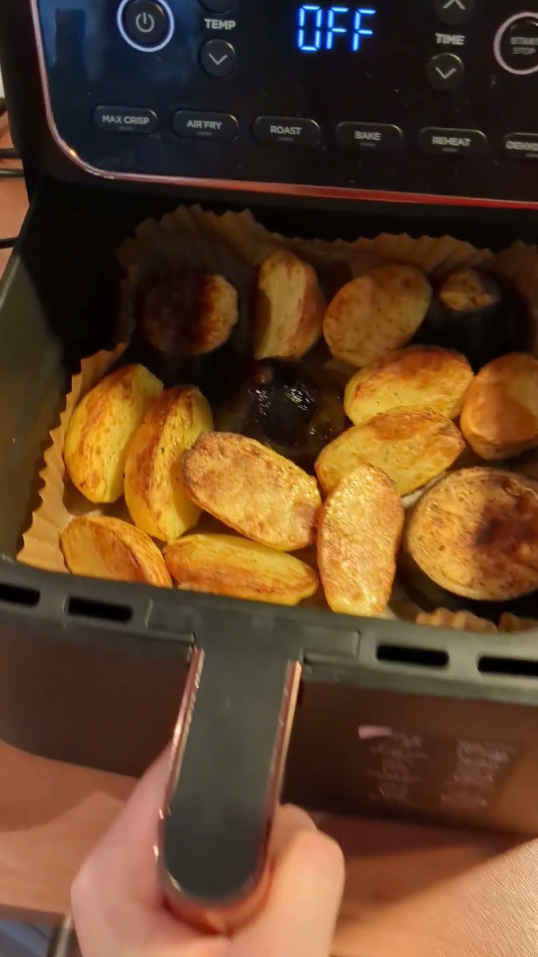 Saftige Auberginen und gebräunte Kartoffeln in der Heißluftfritteuse ...