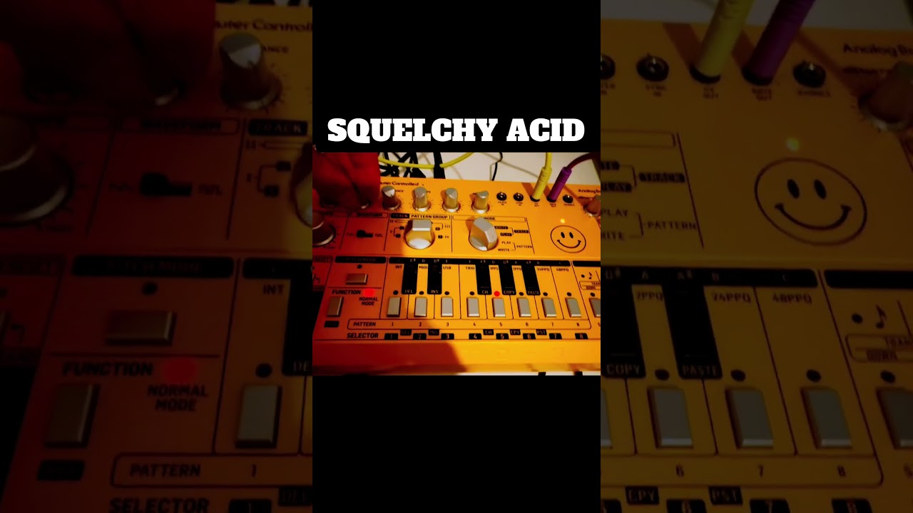 Behringer TD-3 & ULTRA FUZZ guitar pedal = squelchy acid sounds 
