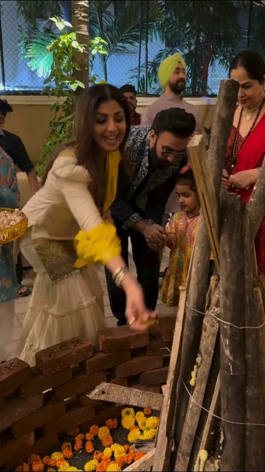 #shilpashetty enjoying family time while celebrating Lohri ? #filmykalakar #rajkundra