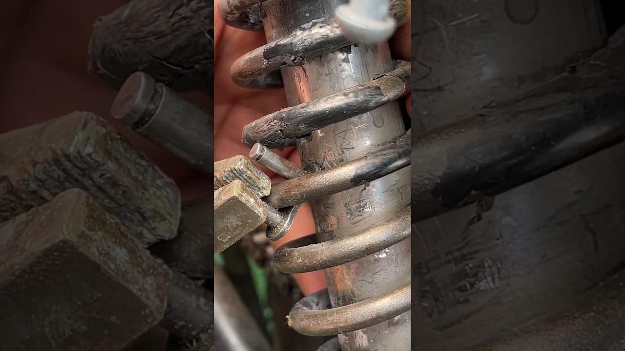 Mechanic Reveals the Trick to Remove a Chain Link 