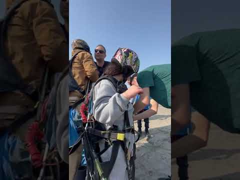 روبوسی با مهمانان نوروزی پاراگلایدر پرواز پاراگلایدر هیجان انگیز آموزش پاراگلایدر پرواز