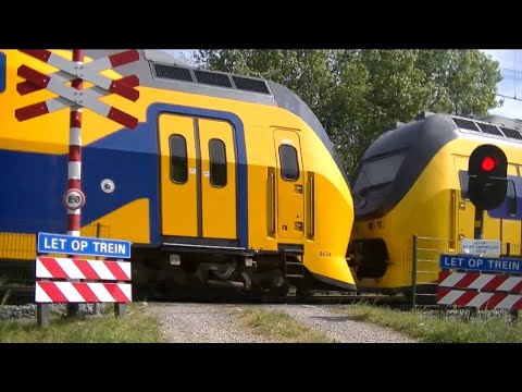 Spoorwegovergang Heiloo//Dutch Railroad Crossing