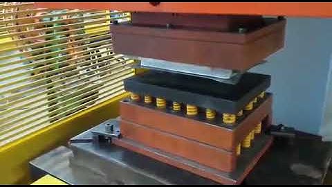 Prensa tipo "C" fazendo repuxo e estampando chapa de aço carbono