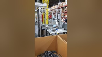 UNIVERSAL ROBOT MOLD MACH TENDING