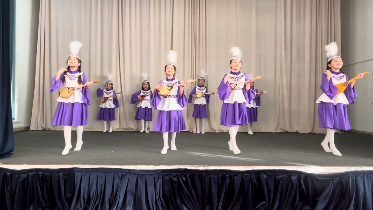 “Әдемі-ай” би тобы,Домбыра мен би