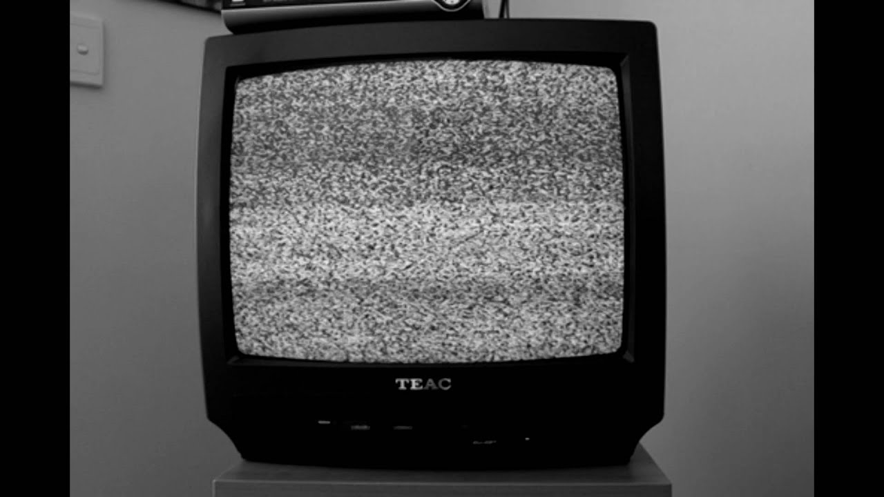 Включи телевизор олега. Телевизор с помехами. Помехи на телевизоре. Старый телевизор помехи. Старый телек с помехами.