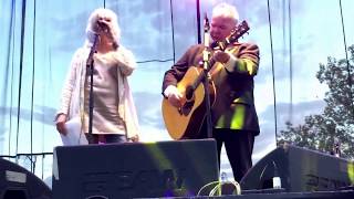 Vignette de la vidéo "John Prine w/ Emmylou Harris - Angel From Montgomery (RNBNBBQ 10/1/17)"