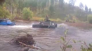 Nissan Patrol спасает УАЗ в реке Тойсик