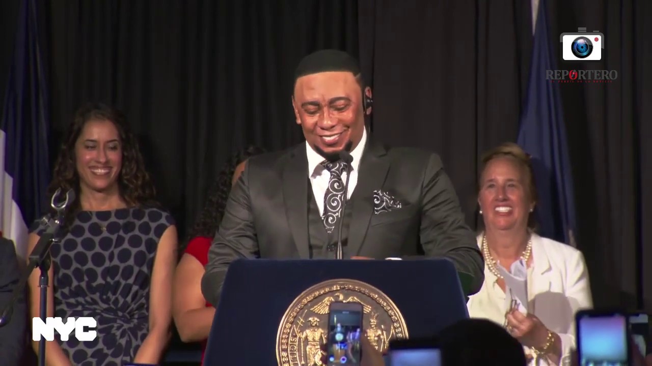 Anthony Santos es reconocido en New York por el Bill de Blasio