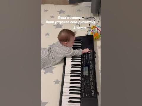 6 месячная девочка играет на сентизаторе - YouTube