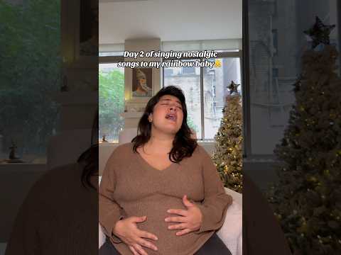 روز دوم خواندن آهنگ های نوستالژیک برای نوزاد رنگین کمانی ام خواننده بارداری نوزاد نوزاد رنگین کمانی شکم بزرگ
