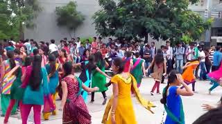 Video voorbeeld van "ISHQ JUNU JAB HAD SE BADH JAYE || BEST GARBA BY COLLEGE GIRLS || DHAVU CREATION 😘"