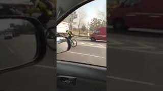"Ahi lo tenes al pelotudx"... Ciclista negligente en Autopista Richieri, La Tablada, La Matanza.