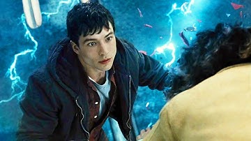 Flash Saves Iris West From Car Crash - Zack Snyder