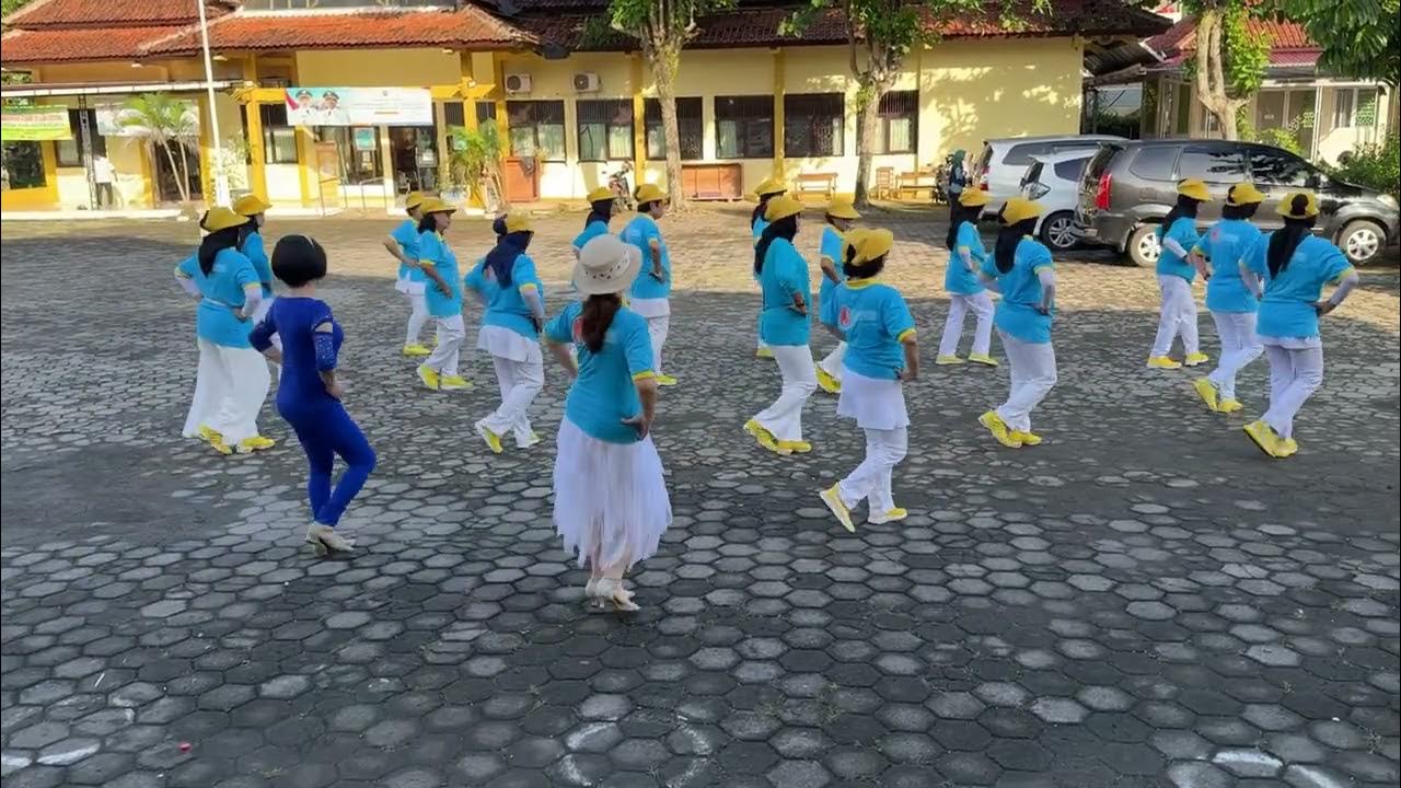 There Goes My EveryThing Line Dance//Choreo :Gordon Elliott (Sydney ,NSW Australia)Demo :HMD Gombong There Goes My EveryThing Line Dance//Choreo :Gordon Elliott (Sydney ,NSW Australia)Demo :HMD Gombong