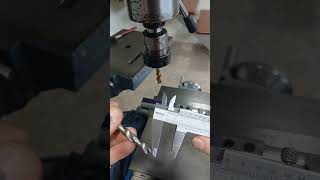 Fazer a regulagem da profundidade do macho para passar o macho M10x1,75mm.