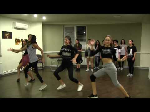 Teen Club ჰელოუვინის საღამოსთვის ემზადება