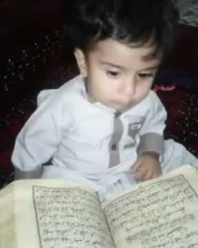 Bayi lucu baca Al Qur'an