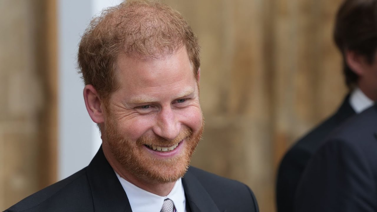 Prinz Harry Süßer Vater Sohn Moment Er bringt Archie das Surfen bei ... Prinz Harry Süßer Vater Sohn Moment Er bringt Archie das Surfen bei ...