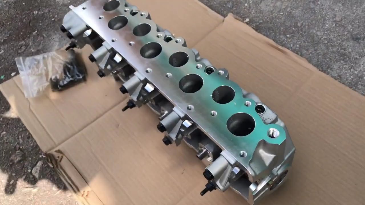 Головка блоку циліндрів MD303750