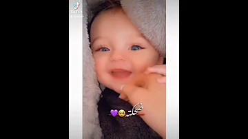 طفل يضحك عيونه زرك باي 