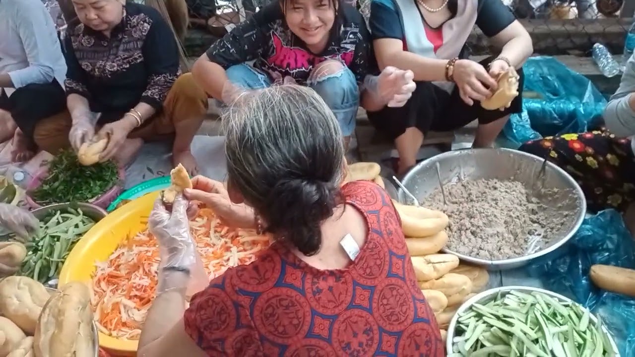 Đội tro bánh mì từ thiện ở dinh Đức cố tro 2 ngày 4 ngàn ổ