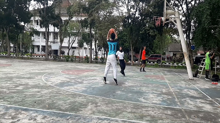 Kombinasi permainan bola basket menggiring passing dan shooting dapat dilakukan dengan cara