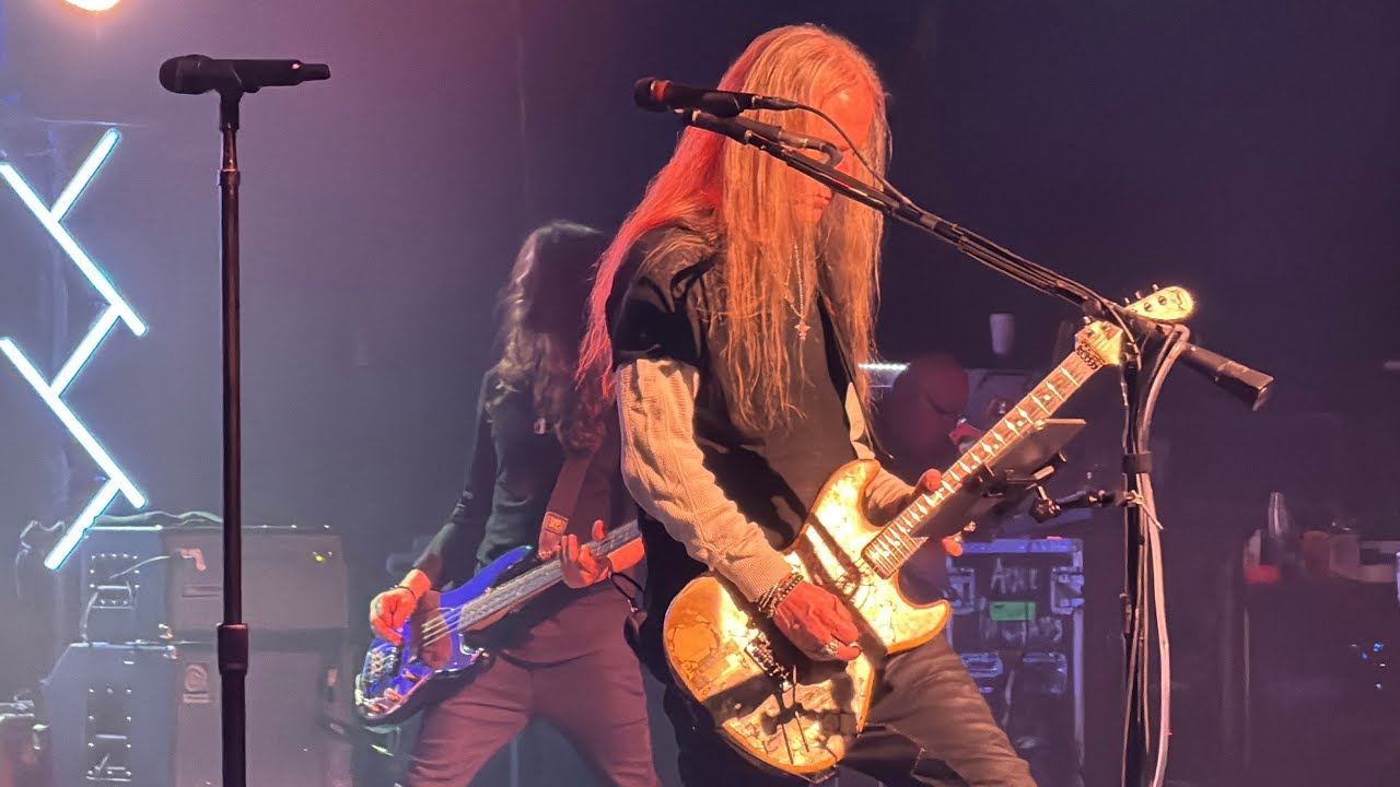 Jerry Cantrell Surprises Seattle – Powerful Live Debut of “Throw Me a Line”. 4K