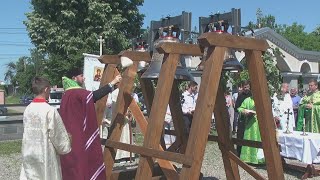 картинка: с. Підвиноградів, греко-католицька парафія св.великомуч.Георгія Побідоносця. Освячення дзвонів, ч.1