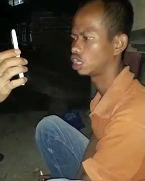Mang adeung lucu pisan ngakak . Ngarekan tukang dagang kasar