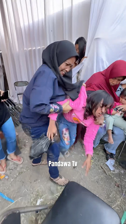Ibu dan anak terj4tuh takut kuda lumping